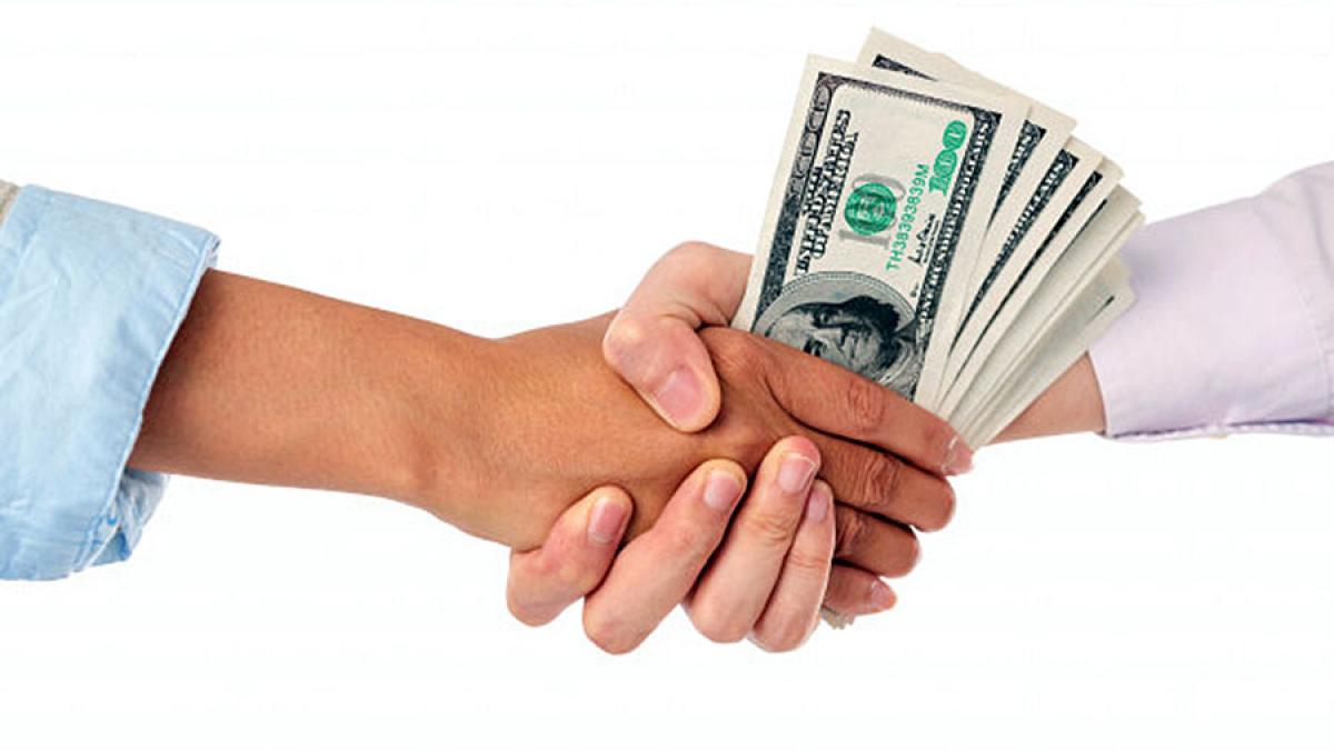 closeup_handshake_with_dollar_bills_middle_1098_19706_29377500