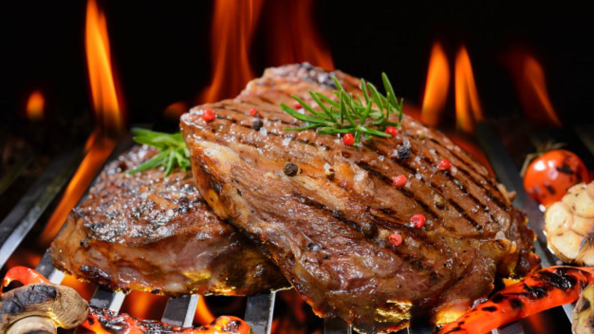 grilled_beef_steak_with_vegetable_flaming_grill_126277_15_82337300