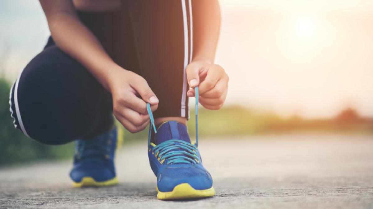close_up_shoes_female_runner_tying_her_shoes_jogging_exercise_1150_4203_46112700