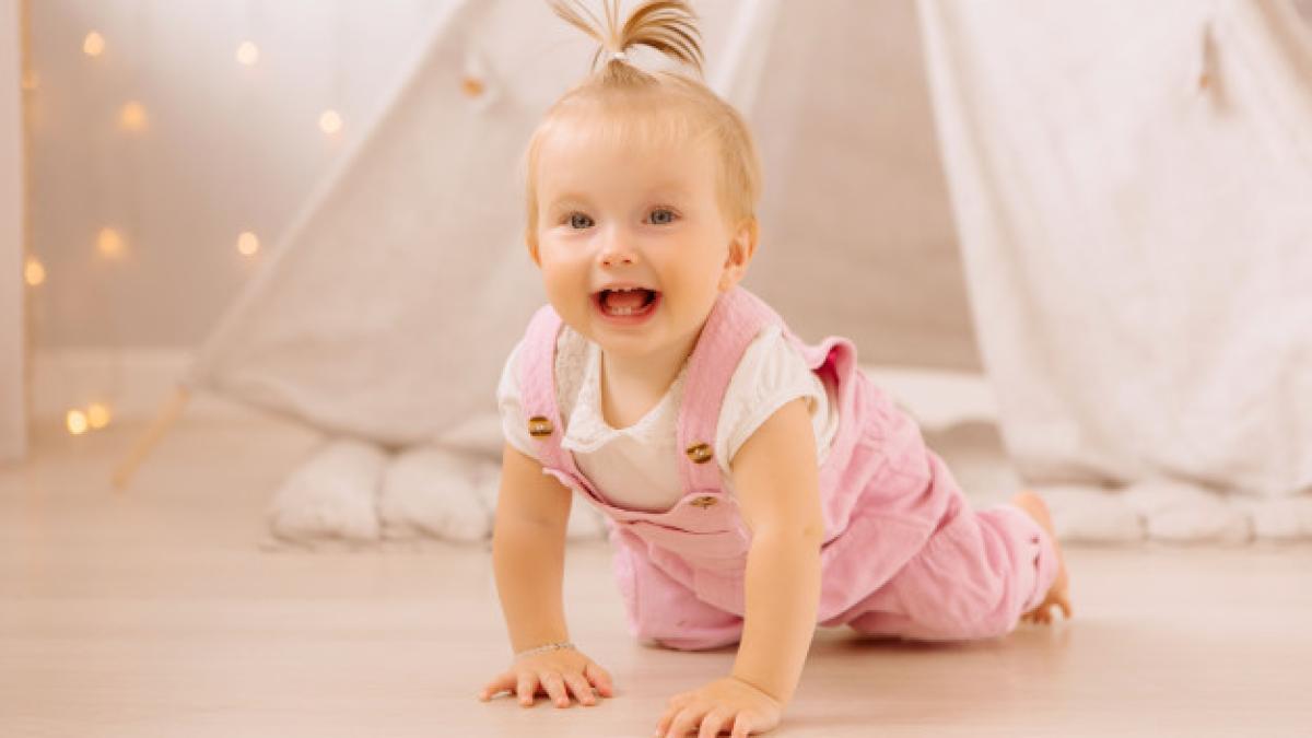 baby_girl_playing_nursery_98296_942_21551000