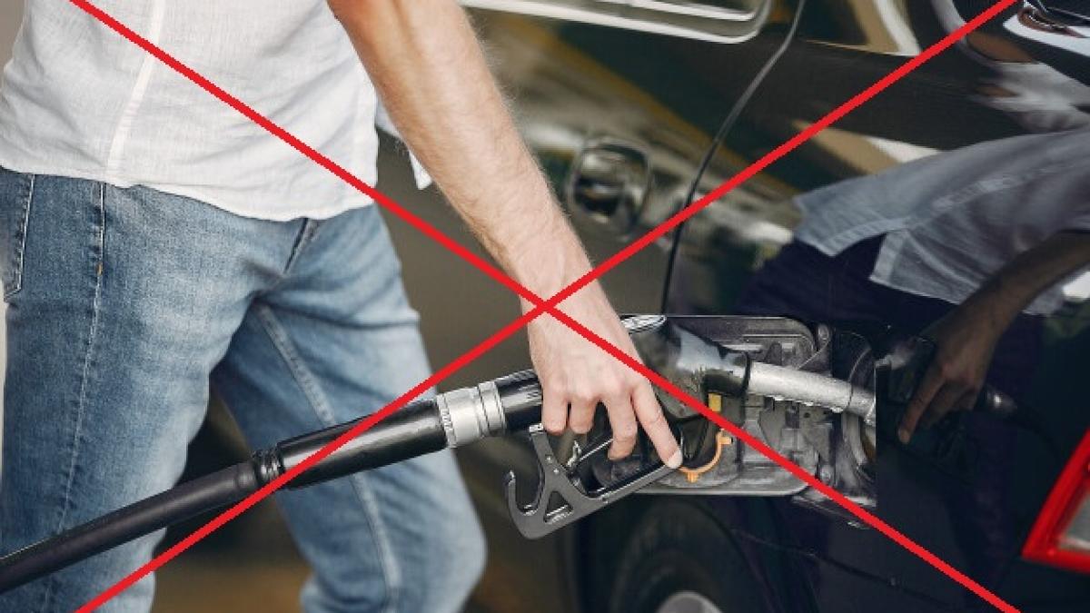 handsome_man_pours_gasoline_into_tank_car_1157_27211_98279100