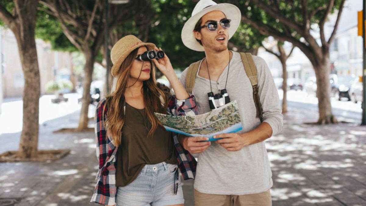 lost_tourists_finding_way_23_2147643219_79756900