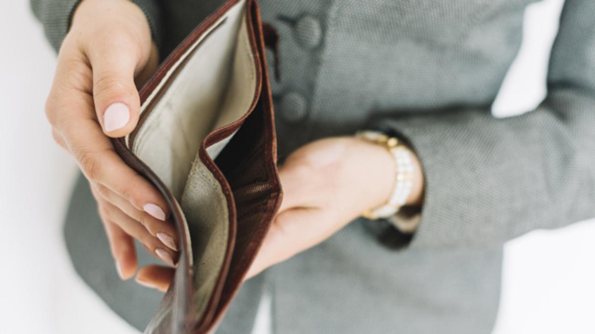 businesswoman_with_money_23_2148002187_77437700