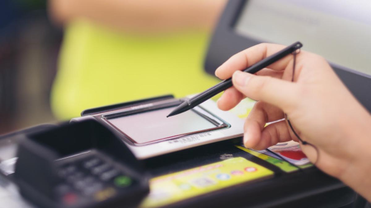 close_up_consumer_s_women_hand_signing_touch_screen_credit_card_28914_1073_80365300