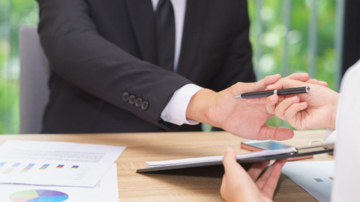 businessman_says_no_hold_when_woman_giving_pen_signing_contract_43919_147_27709500