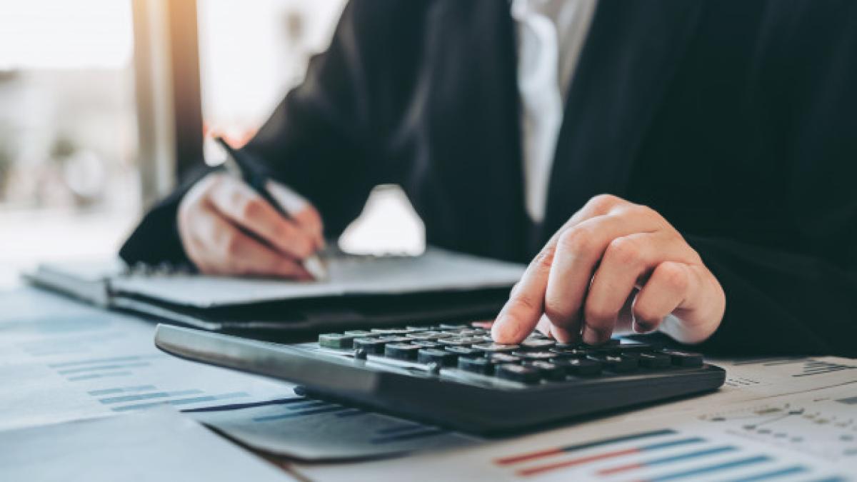 business_woman_accounting_financial_investment_calculator_cost_economic_business_market_45041_192_02241500