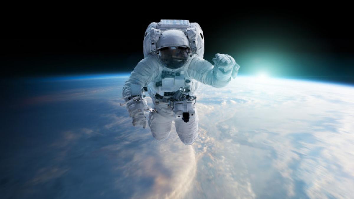 astronaut_floating_space_3d_rendering_117023_688_02492600