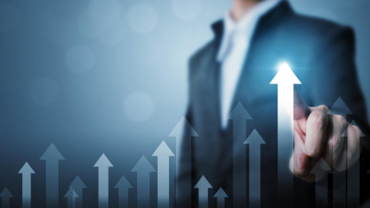 businessman_pointing_arrow_graph_corporate_future_growth_plan_increase_percentage_20693_179_67028800