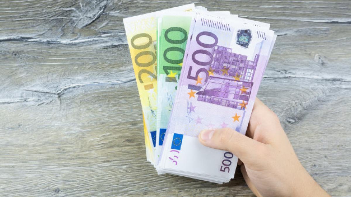 hands_holding_euro_78621_3195_11587600