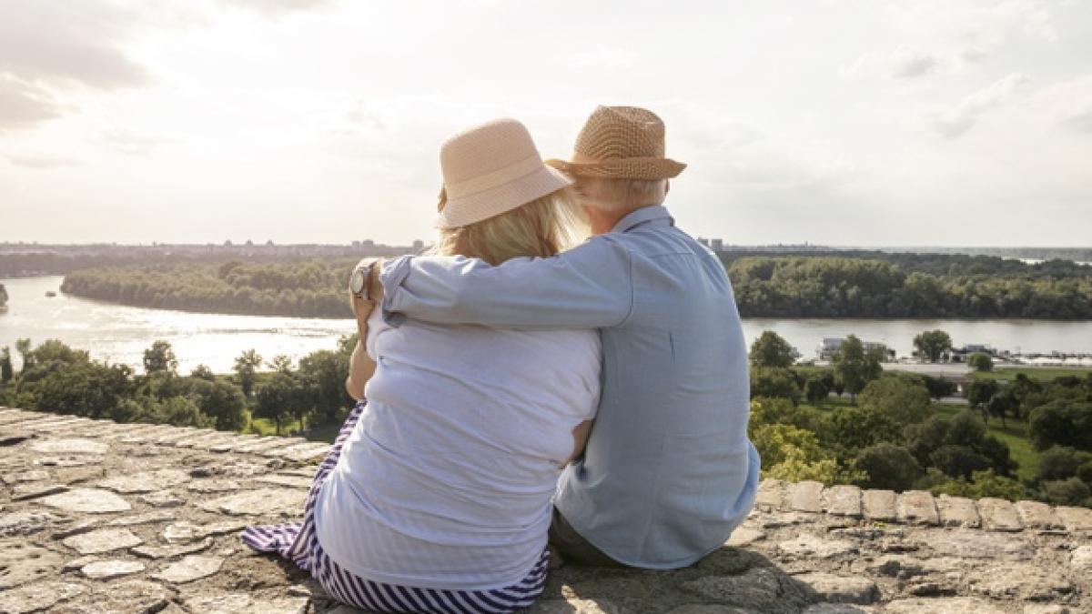 old_lovers_sitting_backview_shot_23_2148293948_27521200