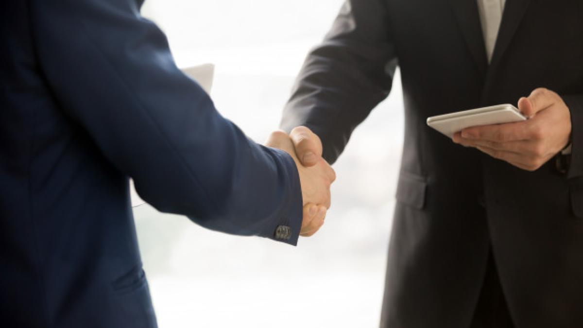 close_up_photo_it_businessmen_shaking_hands_1163_5291_02293100
