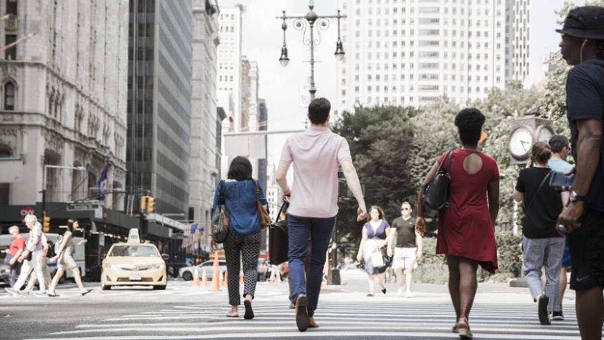 man_crossing_road_busy_street_23_2147932409_02527700