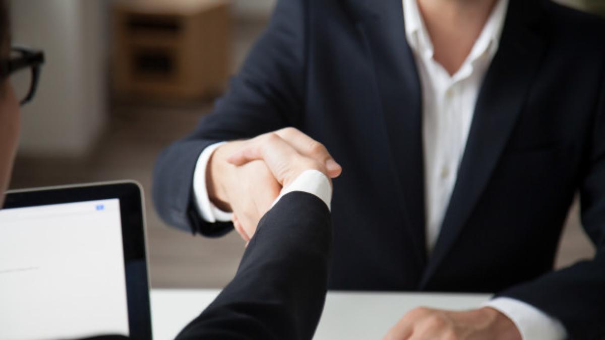 ceo_shaking_hand_male_job_applicant_1163_4680_58681300