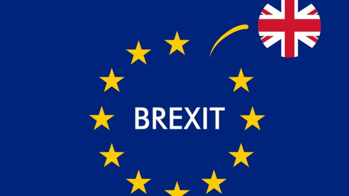 uk_flag_seperating_from_european_union_flag_1017_3480_47143000