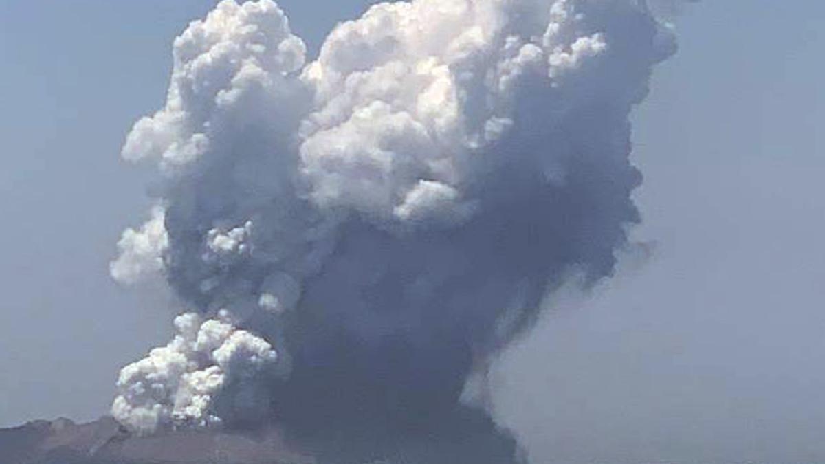 volcano_at_white_island__new_zealand_erupts_77434900