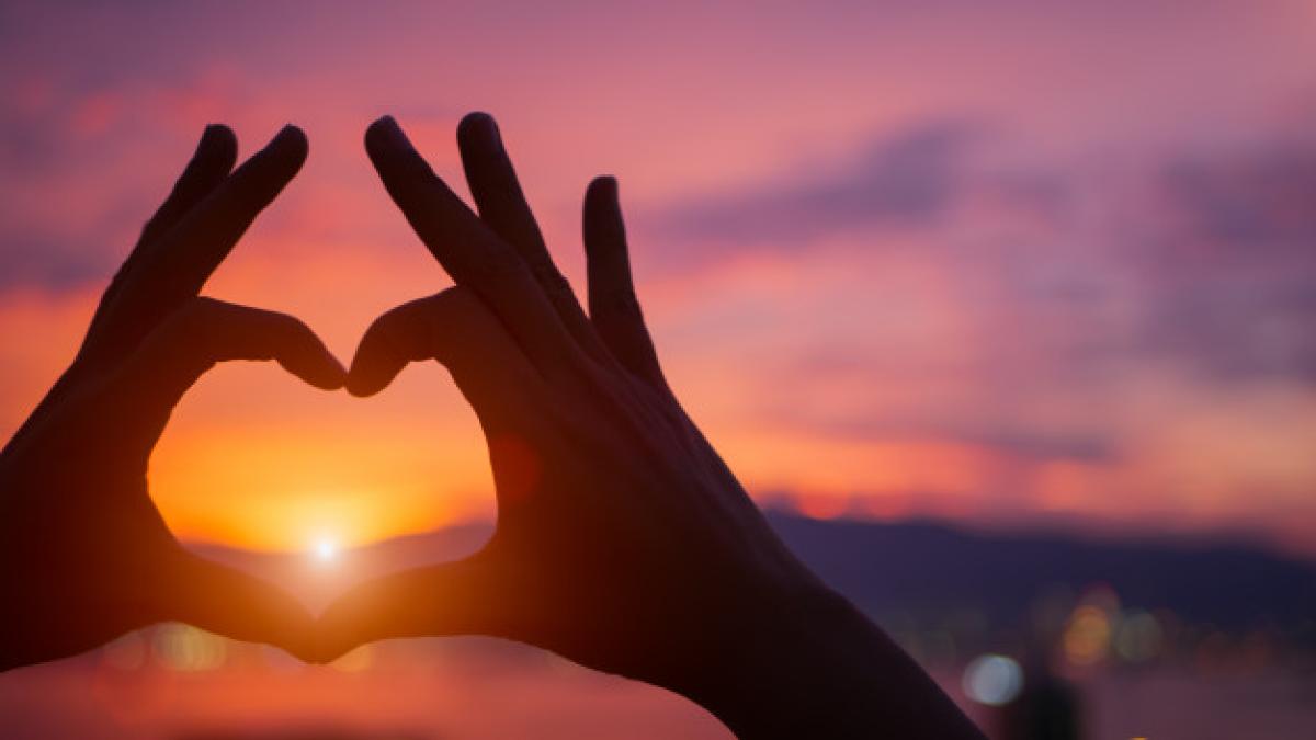 silhouette_hand_be_heart_shape_during_sunset_background_53476_874_38072500
