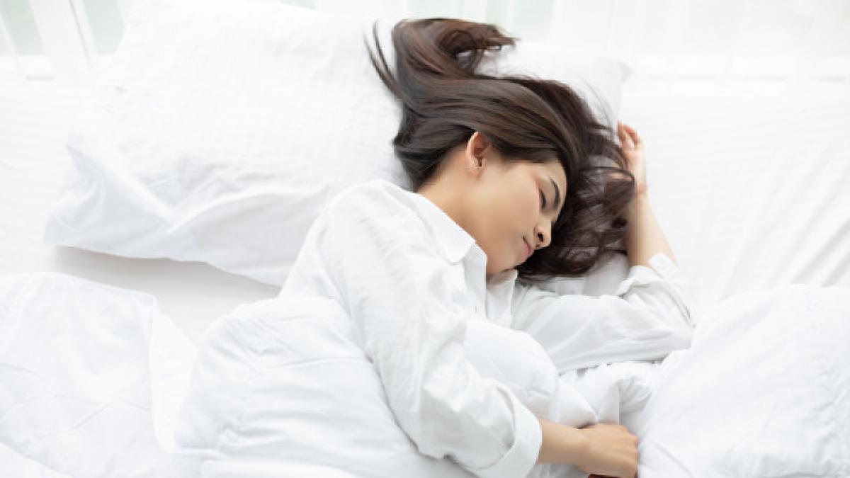 beautiful_asian_woman_basking_sleeping_white_bed_33718_1424_57212200