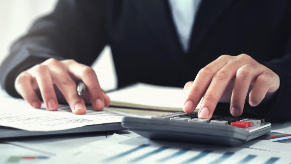 accountant_using_calculator_calculate_with_laptop_working_office_34152_1791_55011400