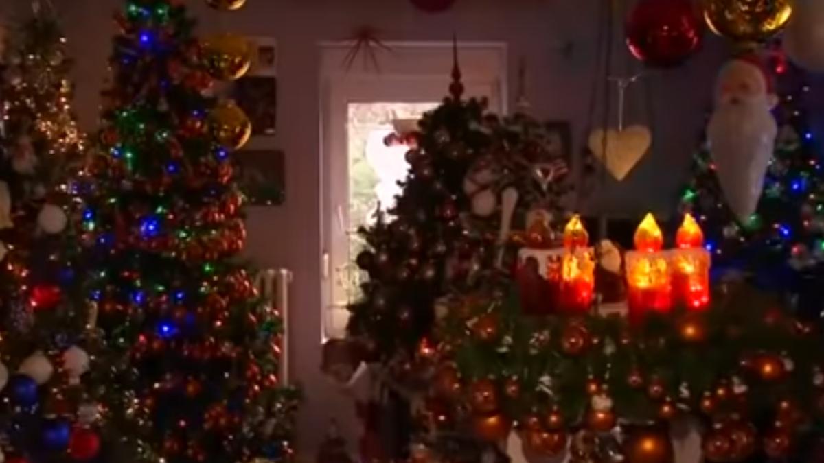 Acest cuplu are peste 100 de brazi în casă și 16.000 de globuri (VIDEO)