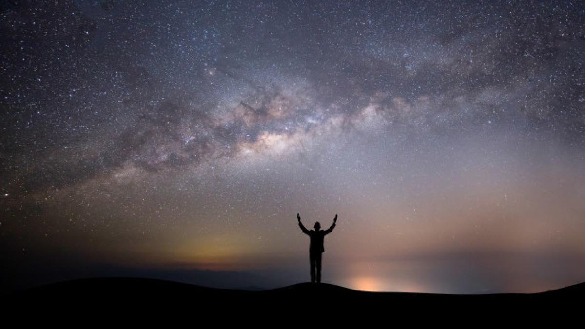 silhouette_successful_man_top_hill_background_with_stars_1150_19695_34937800