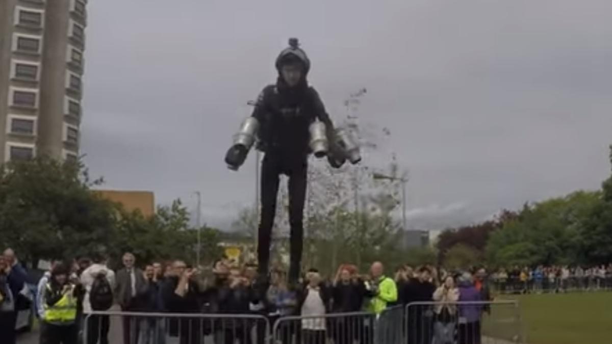 Cât te costă să zbori? Un inventator britanic a creat un costum zburător (VIDEO)