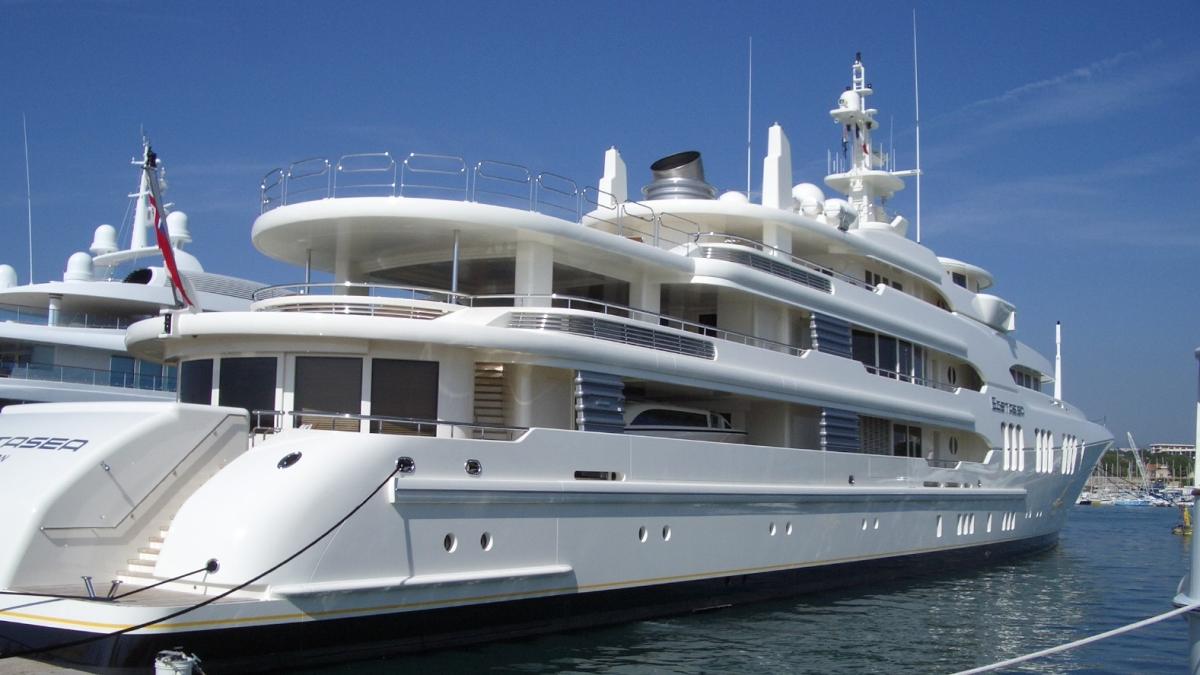 Uriașul iaht al oligarhului Roman Abramovici s-a stricat. Ce a pățit VIDEO