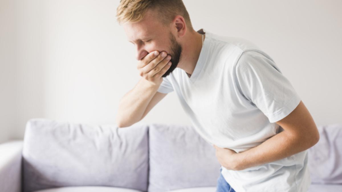 man_suffering_from_vomit_closing_mouth_23_2147934433_33244800