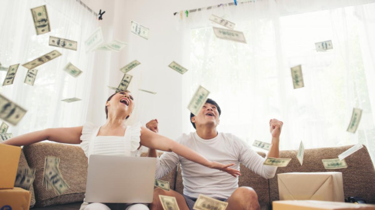 happy_couple_smiling_successful_sitting_money_rain_business_online_concept_1150_4998_59818700