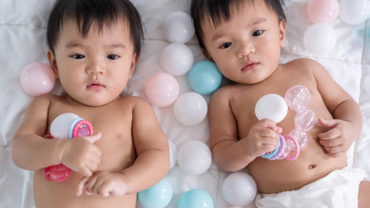 cheerful_twin_babies_bed_35076_3533_95107400
