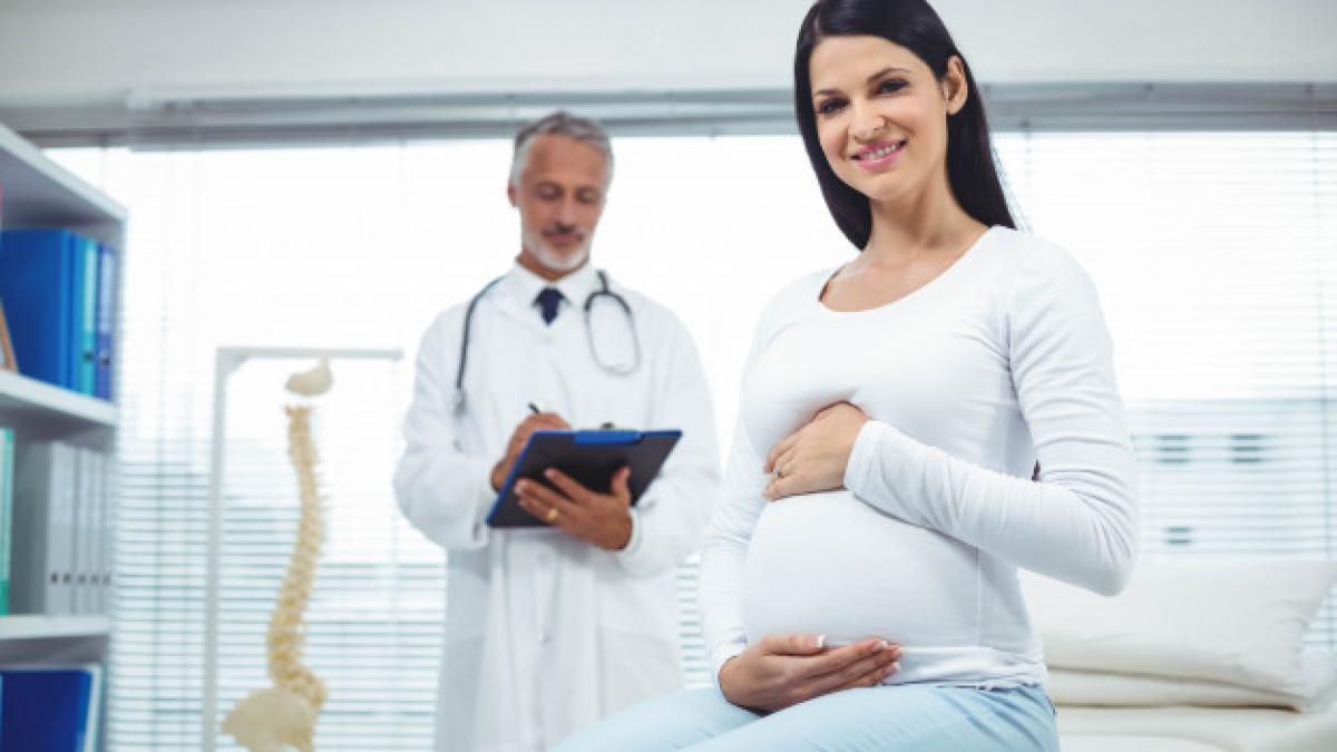 pregnant_woman_with_doctor_clinic_107420_8383_80045900