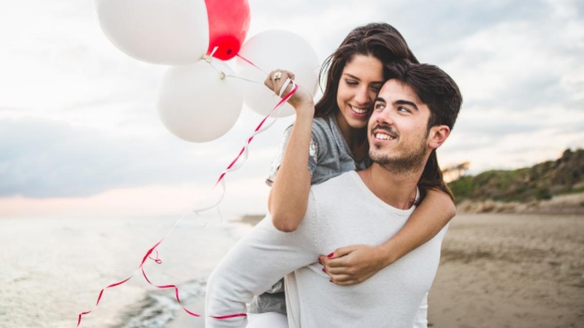 girl_smiling_with_balloons_while_her_boyfriend_carries_her_her_back_23_2147595934_25883700
