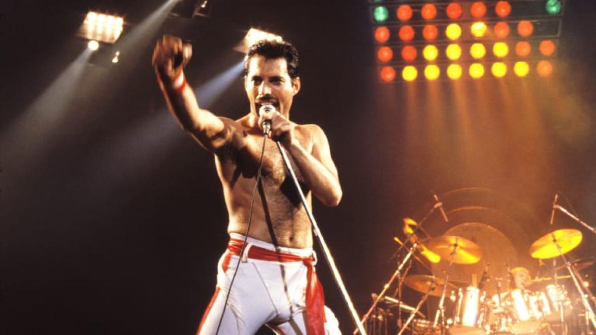 freddie_mercury_of_queen_1982_tour_at_the_various_locations_in_oakland_california_photo_by_steve_jennings_wireimage_60345400