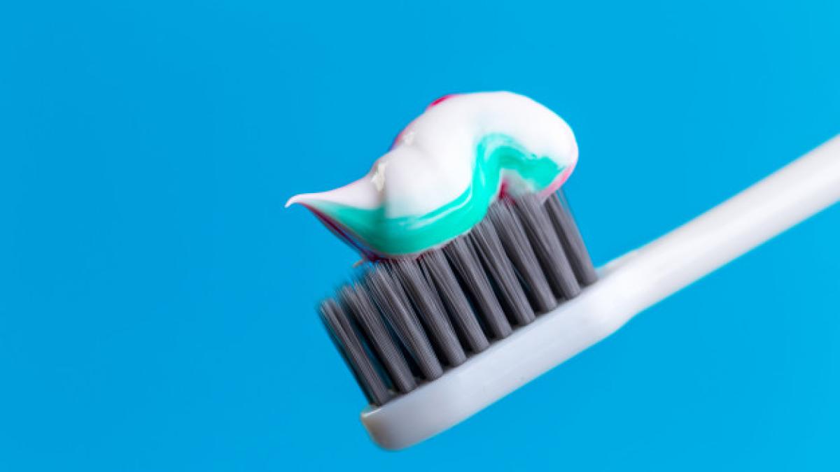 toothbrush_toothpaste_127657_3714_22261400