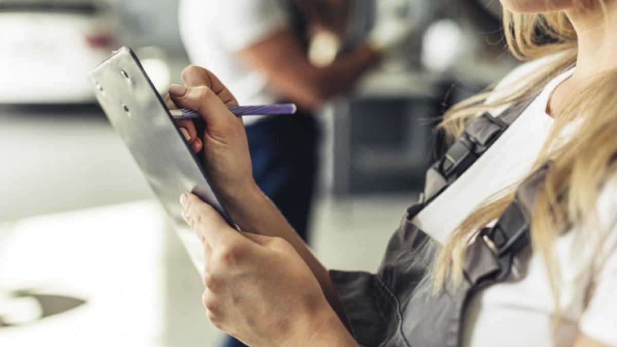 close_up_female_filling_form_car_service_23_2148327549_01469100