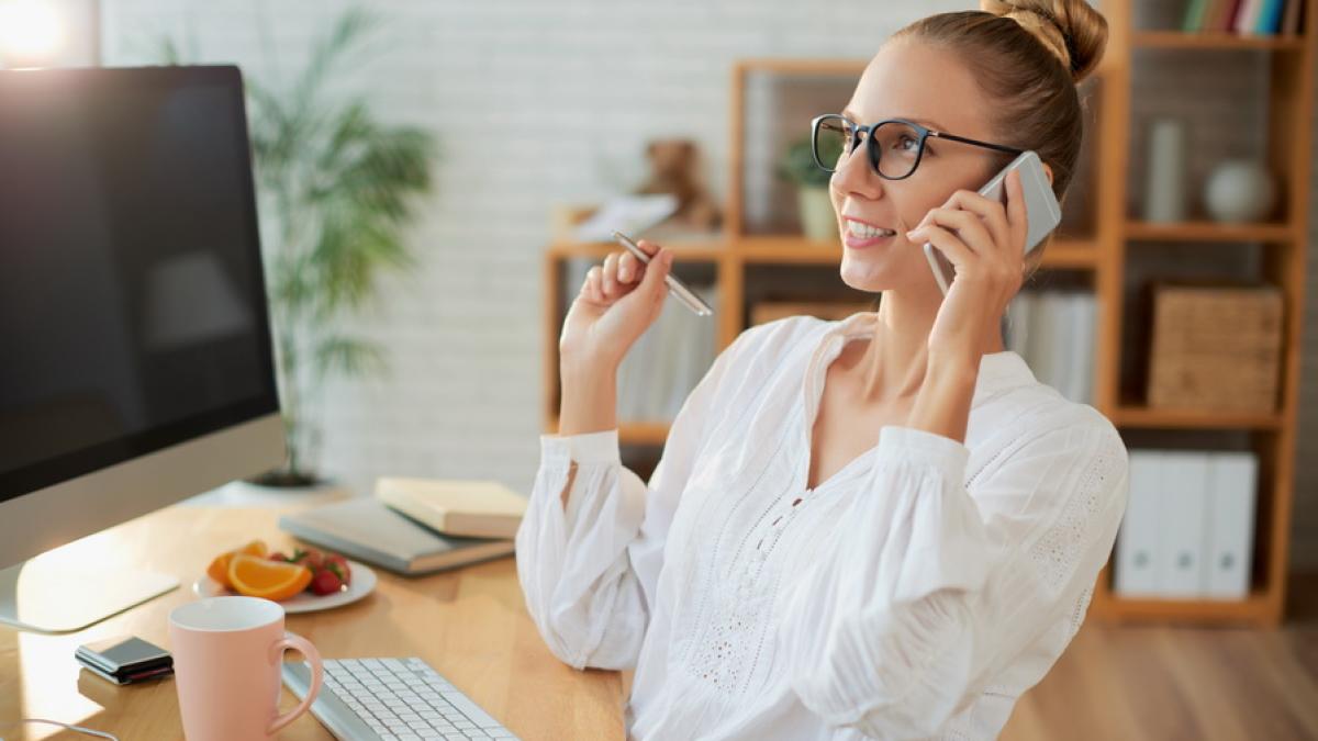 femeie_telefon_62012000