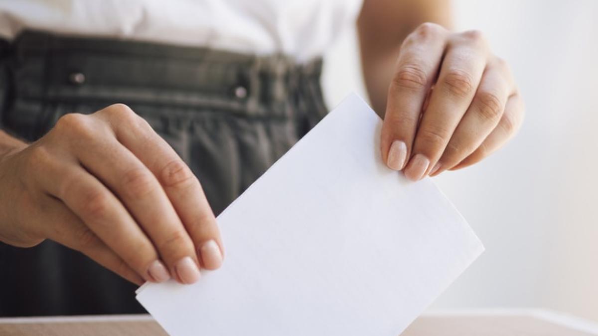woman_placing_ballot_box_23_2148265591_40634400