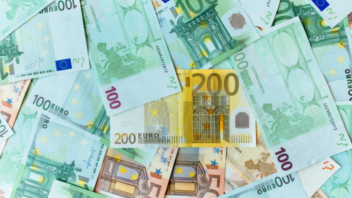 euro_cash_background_many_banknotes_euro_currency_8353_6557_95517100