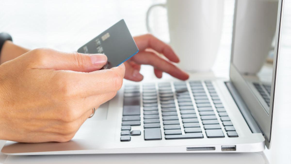 woman_sitting_table_drinking_tea_looking_laptop_pay_purchases_73872_1289_97554600