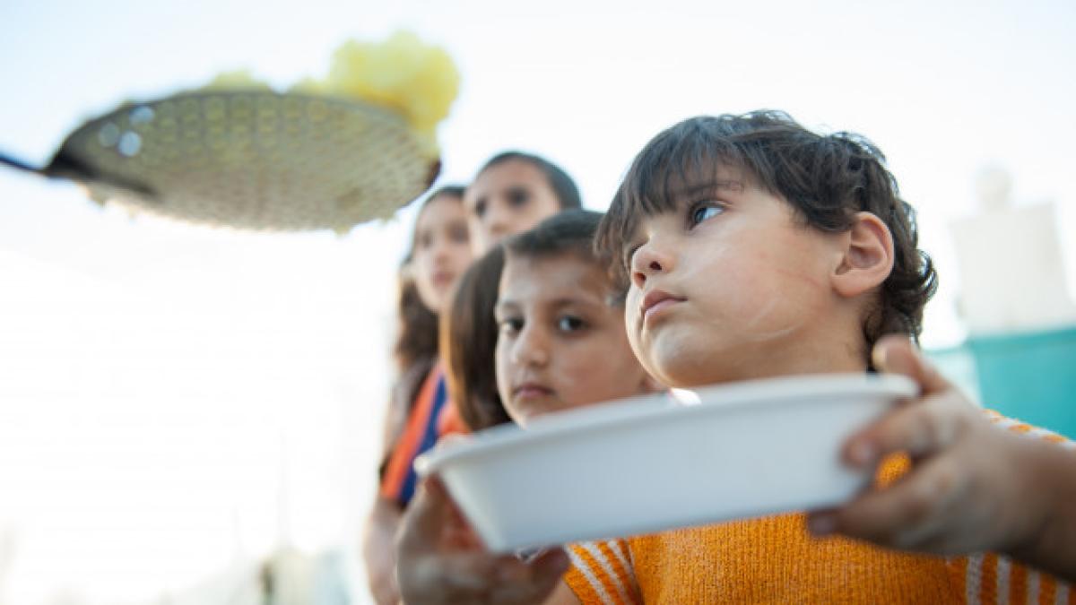 hungry_children_being_fed_by_charity_21730_12869_11734000