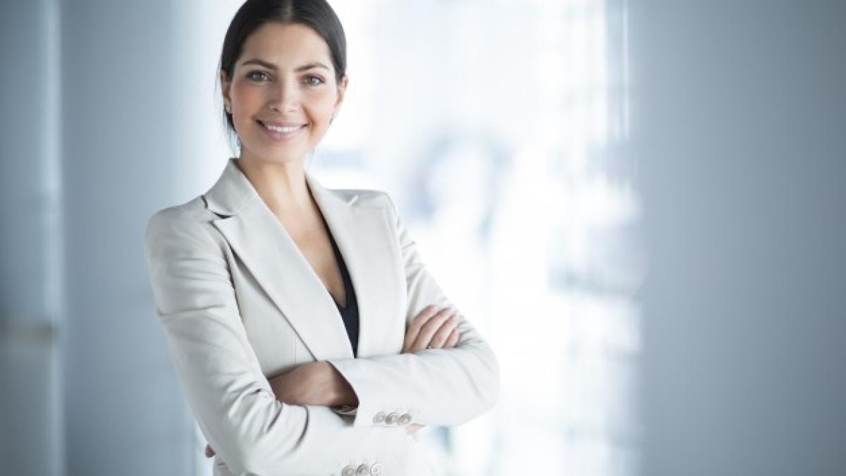 smiling_female_business_leader_with_arms_crossed_1262_3089_32547000