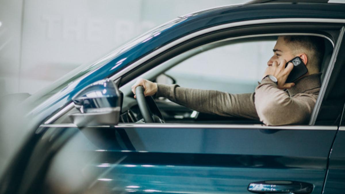 young_handsome_man_choosing_car_car_showroom_1303_20431_52166000