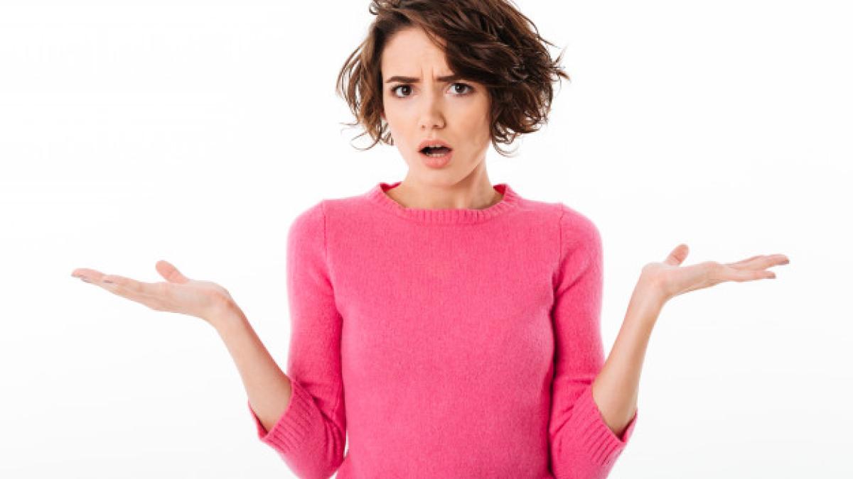 portrait_confused_young_girl_shrugging_shoulders_171337_2564_44764200