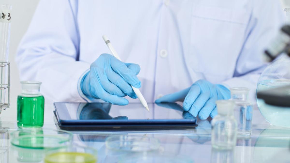 chemist_using_touchpad_1098_19771_78168400