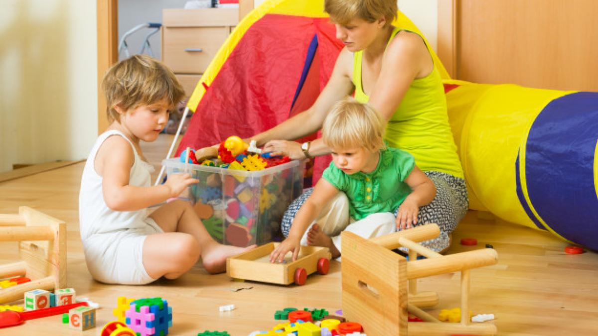 children_mother_collecting_toys_1398_4997_95305600