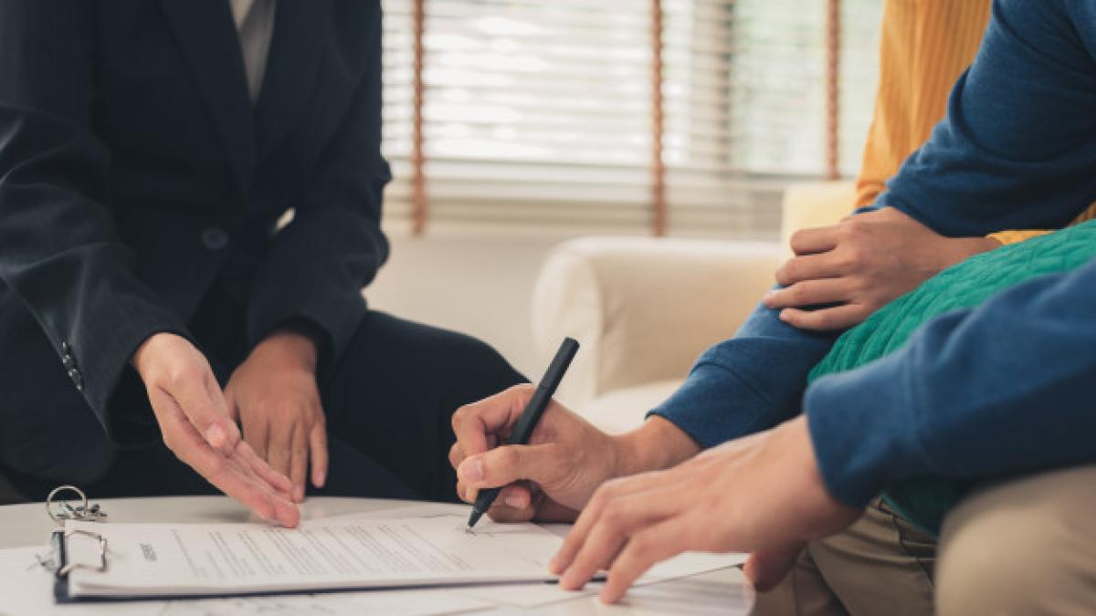 happy_young_asian_couple_realtor_agent_7861_1032_23297900