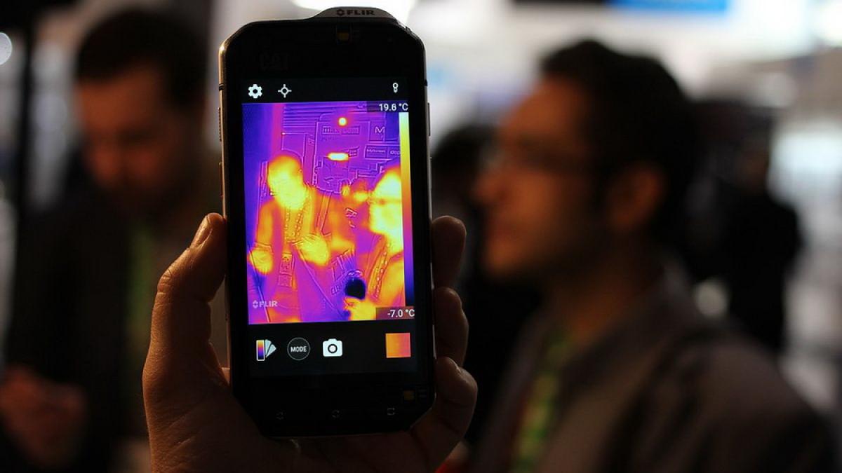 cat_s60_phone_with_flir_thermal_camera_26089237983_resize_38874100