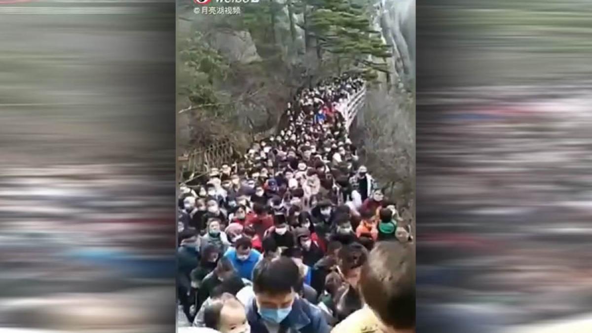 Imagini șocante. Zeci de mii de chinezi, înghesuiți într-un parc, în plină pandemie