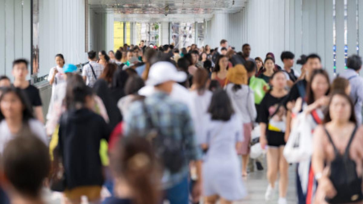 crowd_anonymous_people_walking_city_street_51195_3724_22612200