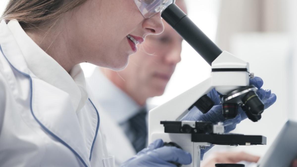 doctors_analyzing_with_microscope_23_2148168421_66967400