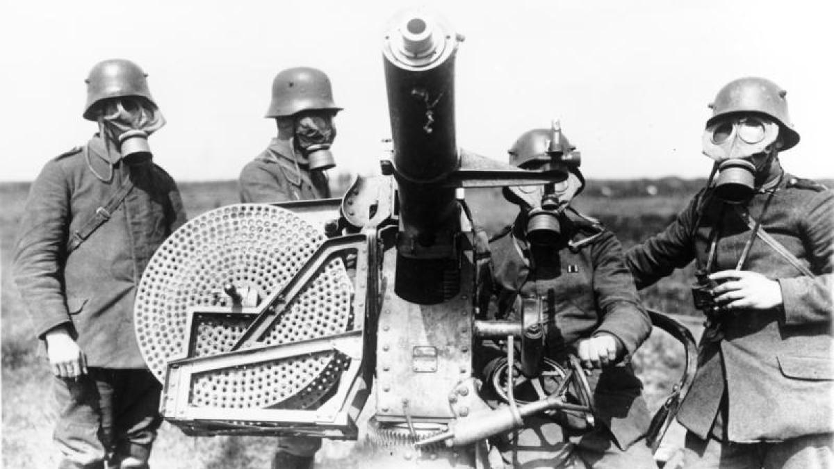 bundesarchiv_bild_183_r52907__mannschaft_mit_gasmasken_am_fla_mg_75094100